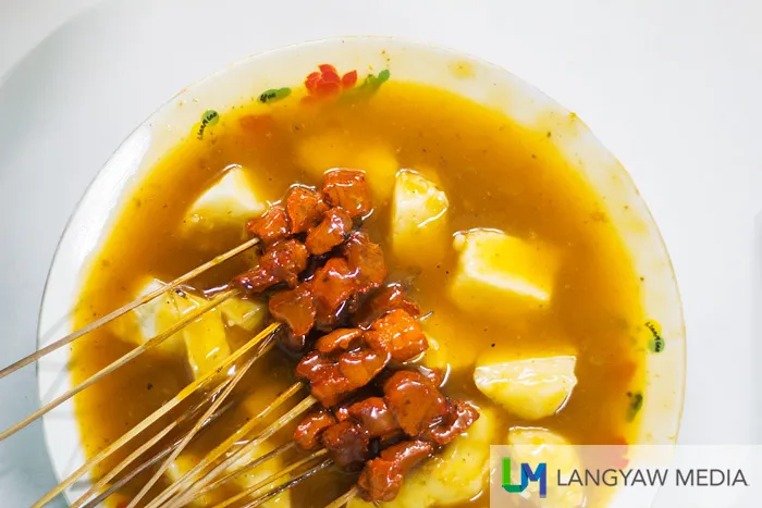 Mindanao's Amazing Flavors: Satti  Chicken or beef is normally seasoned with tomato-based and/or peanut-based sauces.