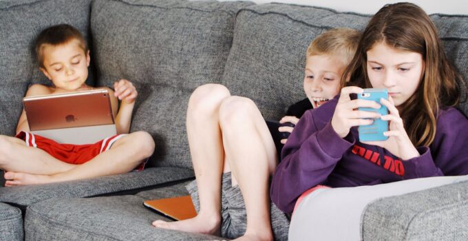 kids watching on ipad and phone